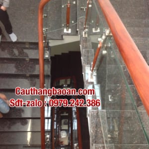 Cầu thang lan can kính tại Hà Nội