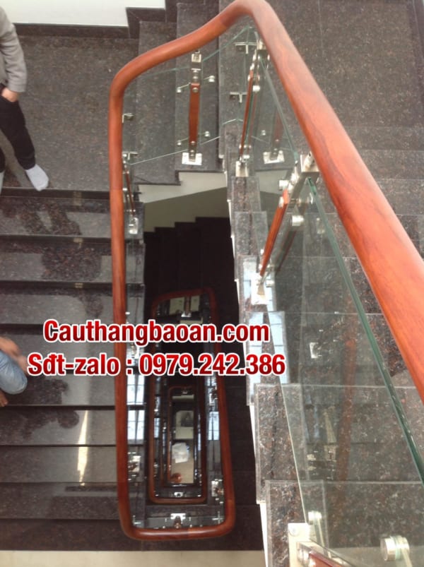 Cầu thang lan can kính tại Hà Nội