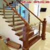 Cầu thang kính đẹp tay vịn gỗ, báo giá lan can cầu thang kính