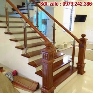 Cầu thang kính đẹp tay vịn gỗ, báo giá lan can cầu thang kính