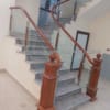 Cầu thang kính tay vịn gỗ, lan can kính tay vịn gỗ