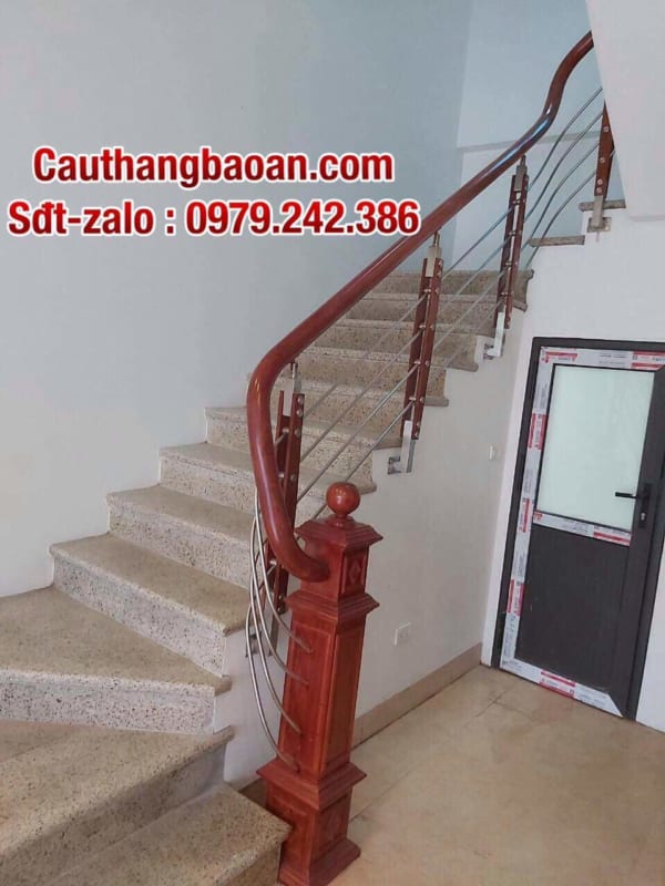 Cầu thang lan can inox tay vịn gỗ, cầu thang inox tay vịn gỗ tại Hà Nội