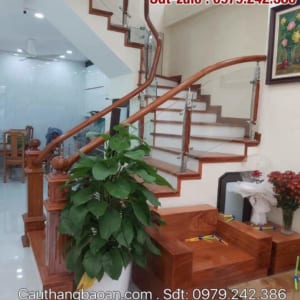 Cầu thang kính đẹp, cầu thang lan can kính tay vịn gỗ