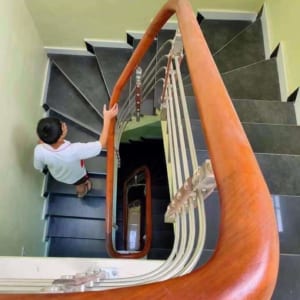 Cầu thang lan can inox tay vịn gỗ, cầu thang inox tay vịn gỗ tại Hà Nội