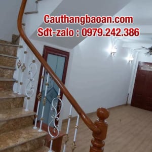 Cầu thang lan can sắt tay vịn gỗ tại Hà Nội, cầu thang sắt nghệ thuật đẹp