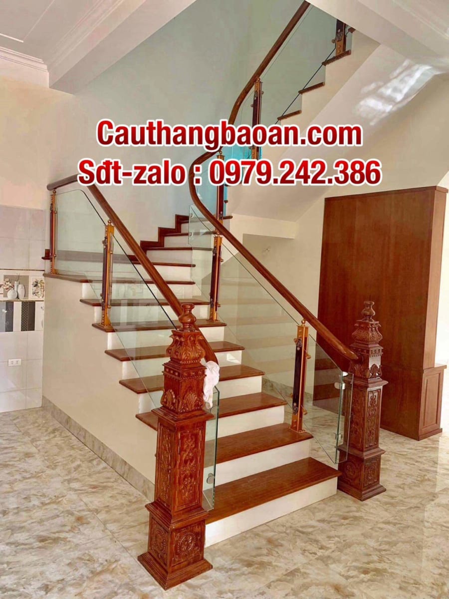 Cầu thang kính tay vịn gỗ, cầu thang lan can kính cường lực đẹp tại Hà Nội