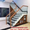 Cầu thang kính lan can kính cường lực tay vịn gỗ tại Hà Nội, Báo giá cầu thang kính tay vịn gỗ đẹp, hiện đại