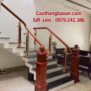 Cầu thang lan can kính tay vịn gỗ, báo giá cầu thang lan can kính cường lực tại Hà Nội. Các mẫu cầu thang kính đẹp hiện đại