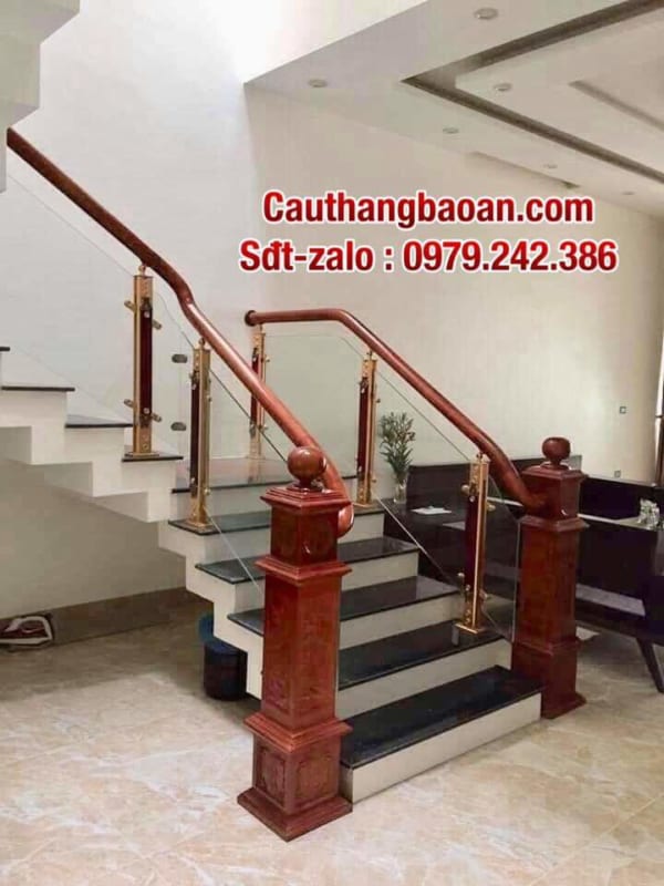Cầu thang lan can kính tay vịn gỗ, báo giá cầu thang lan can kính cường lực tại Hà Nội. Các mẫu cầu thang kính đẹp hiện đại