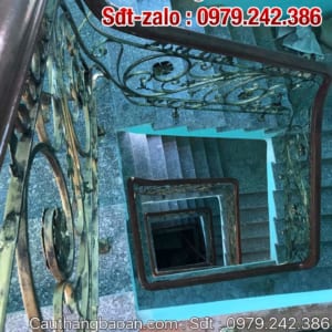 Cầu thang sắt nghệ thuật, cầu thang lan can sắt nghệ thuật tay vịn gỗ