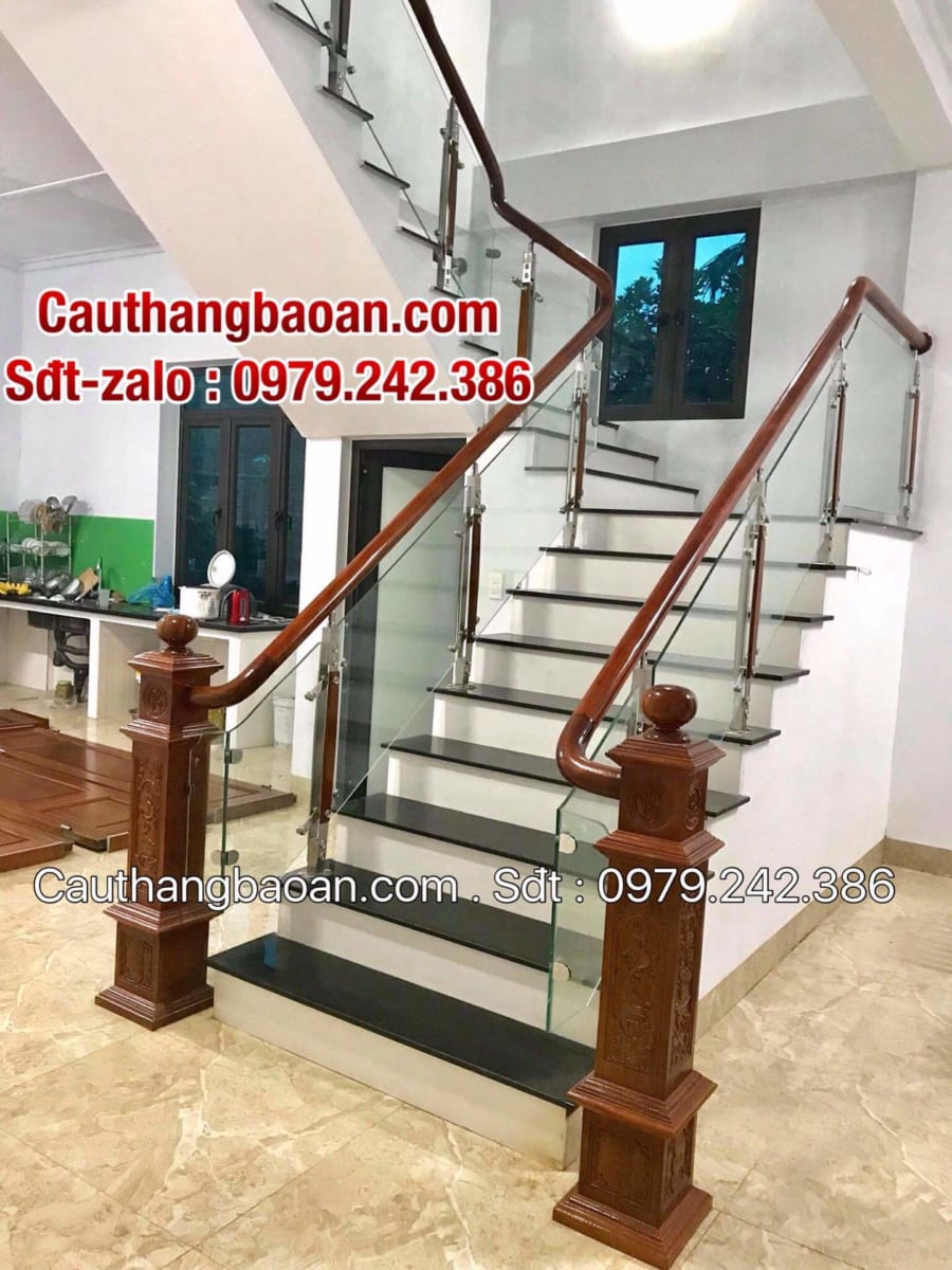 100+ mẫu cầu thang kính, Cầu thang kính đẹp tay vịn gỗ tại Hà Nội