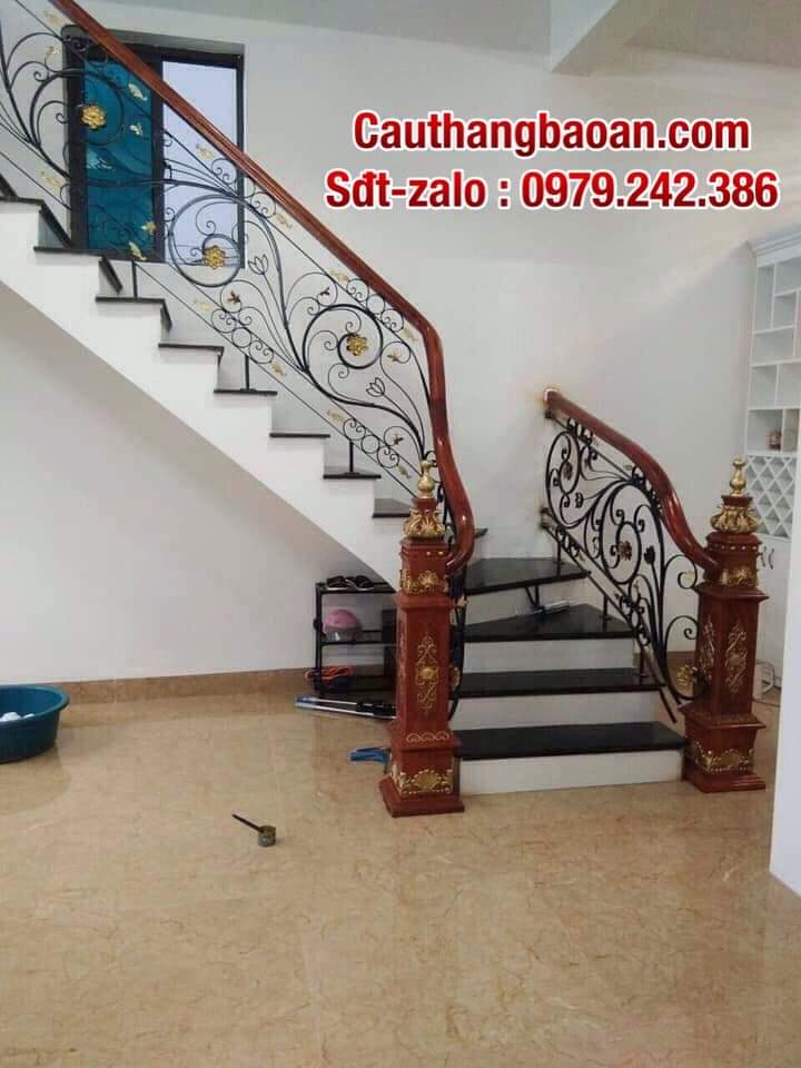 Cầu thang sắt nghệ thuật tay vịn gỗ, Lan can cầu thang sắt nghệ thuật đẹp nhất tại Hà Nội