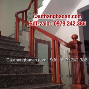 Cầu thang kính tay vịn gỗ, Cầu thang lan can kính đẹp, Cầu thang kính cường lực