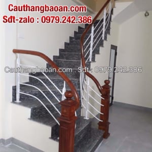 Báo giá lan can cầu thang sắt tại Hà Nội, Lan can cầu thang sắt tay vịn gỗ