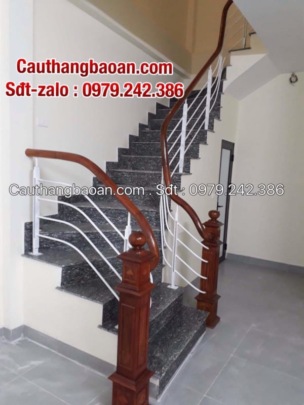 Báo giá lan can cầu thang sắt tại Hà Nội, Lan can cầu thang sắt tay vịn gỗ
