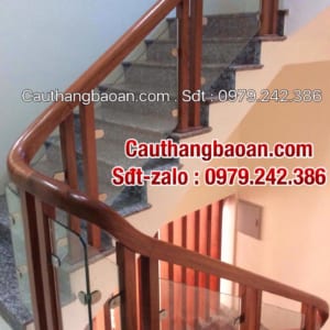 Cầu thang kính cường lực tay vịn gỗ tại Hà Nội, Báo giá cầu thang kính đẹp lan can kính đẹp tại Hà Nội