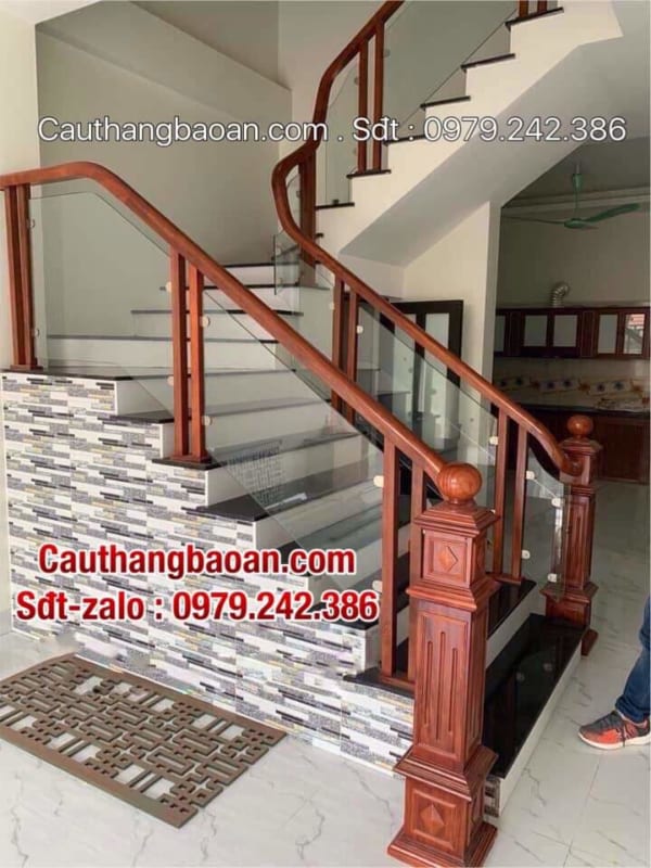 Báo giá cầu thang kính tại Hà Nội, Cầu thang kính đẹp tay vịn gỗ hiện đại