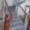 Cầu thang kính đẹp, Cầu thang kính tay vịn gỗ, Báo giá cầu thang kính