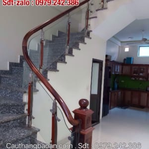 Cầu thang kính tay vịn gỗ, Lan can cầu thang kính đẹp tay vịn gỗ ở Hà Nội