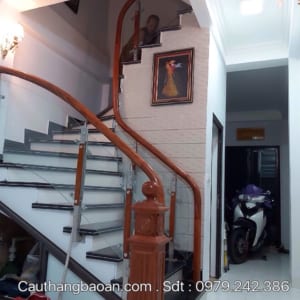 Cầu thang kính đẹp, Cầu thang kính gỗ tại Hà Nội