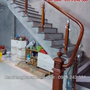 Báo giá lan can cầu thang kính, Cầu thang kính cường lực tay vịn gỗ hiện đại