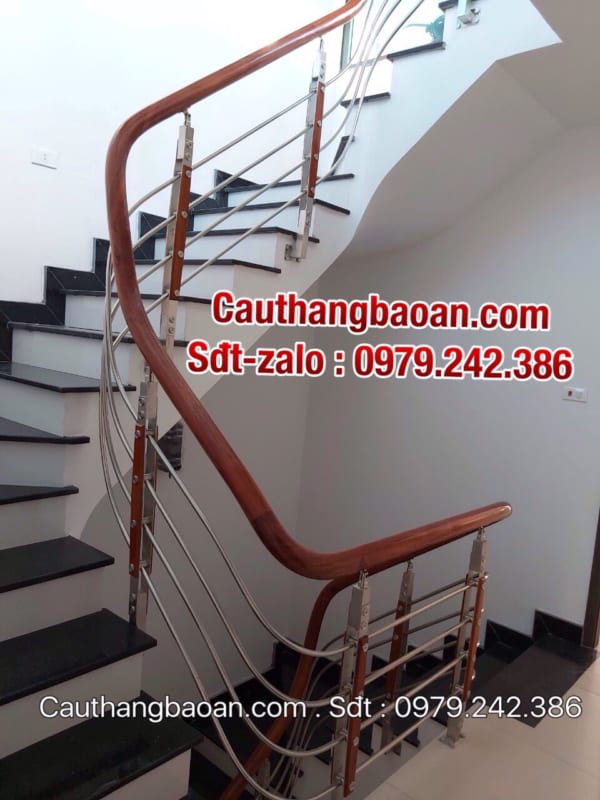 Cầu thang inox đẹp nhất năm 2020, Cầu thang inox tay vịn gỗ tại Hà Nội