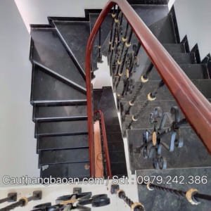Cầu thang sắt tay vịn gỗ, Cầu thang sắt đẹp tại Hà Nội, Lan can cầu thang sắt nghệ thuật