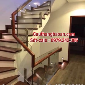 Cầu thang kính trụ lửng, Cầu thang kính cường lực đẹp tay vịn gỗ