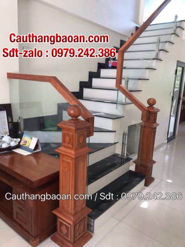Cầu thang kính tay vịn gỗ, Lan can cầu thang kính cường lực đẹp nhất, Mẫu cầu thang kính tại Hà Nội