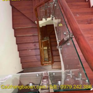Cầu thang lan can kính tại Hà Nội, Cầu thang lan can kính đẹp tay vịn gỗ
