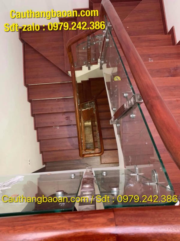 Cầu thang lan can kính tại Hà Nội, Cầu thang lan can kính đẹp tay vịn gỗ
