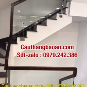 Lan can cầu thang kính tay vịn gỗ, Lan can cầu thang kính đẹp tại Hà Nội