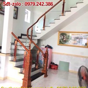 Cầu thang lan can kính tay vịn gỗ đẹp tại Hà Nội, Báo giá cầu thang kính cường lực