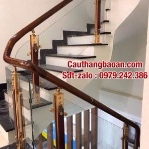 Cầu thang kính tay vịn gỗ ở Hà Nội, Lan can cầu thang kính cường lực đẹp hiện đại