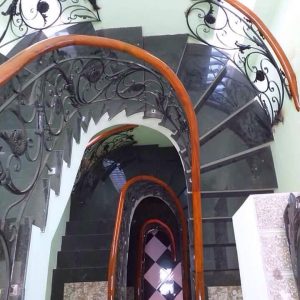 Xem ngay các mẫu cầu thang lan can sắt tay vịn gỗ, Lan can cầu thang sắt nghệ thuật đẹp