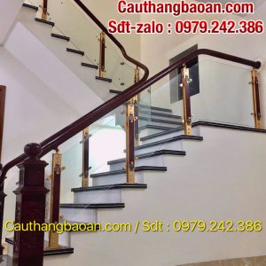 Cầu thang kính tay vịn gỗ tại Hà Nội, Lan can cầu thang kính cường lực đẹp hiện đại uy tín