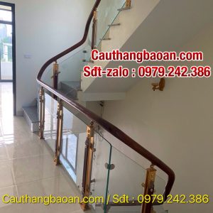 Cầu thang lan can kính tay vịn gỗ, Báo giá cầu thang gỗ kính đẹp Hà Nội