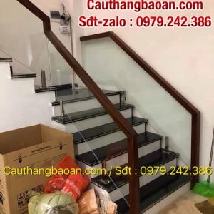 Cầu thang kính chân cao, Cầu thang kính chân trụ lửng, Lan can cầu thang kính cường lực tay vịn gỗ, tay vịn inox đẹp hiện đại