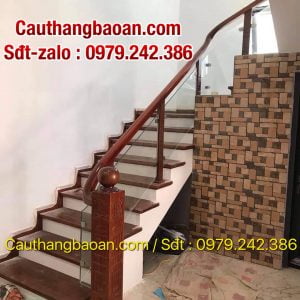 Cầu thang gỗ kính đẹp hiện đại, Cầu thang lan can kính cường lực tay vịn gỗ