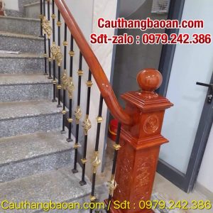 Cầu thang lan can sắt tay vịn gỗ đẹp tại Hưng Yên, Lan can cầu thang sắt nghệ thuật tay vịn gỗ