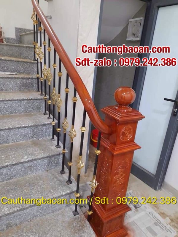 Cầu thang lan can sắt tay vịn gỗ đẹp tại Hưng Yên, Lan can cầu thang sắt nghệ thuật tay vịn gỗ