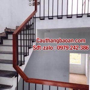 Cầu thang sắt tay vịn gỗ tại Vĩnh Phúc, Báo giá cầu thang lan can sắt nghệ thuật, Cầu thang lan can sắt mỹ thuật đẹp