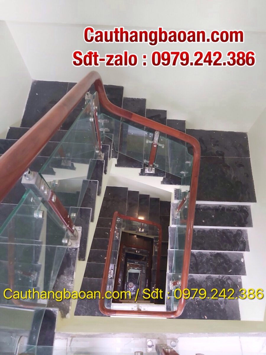 Báo giá lan can cầu thang kính cường lực tay vịn gỗ đẹp nhất tại Hà Nội