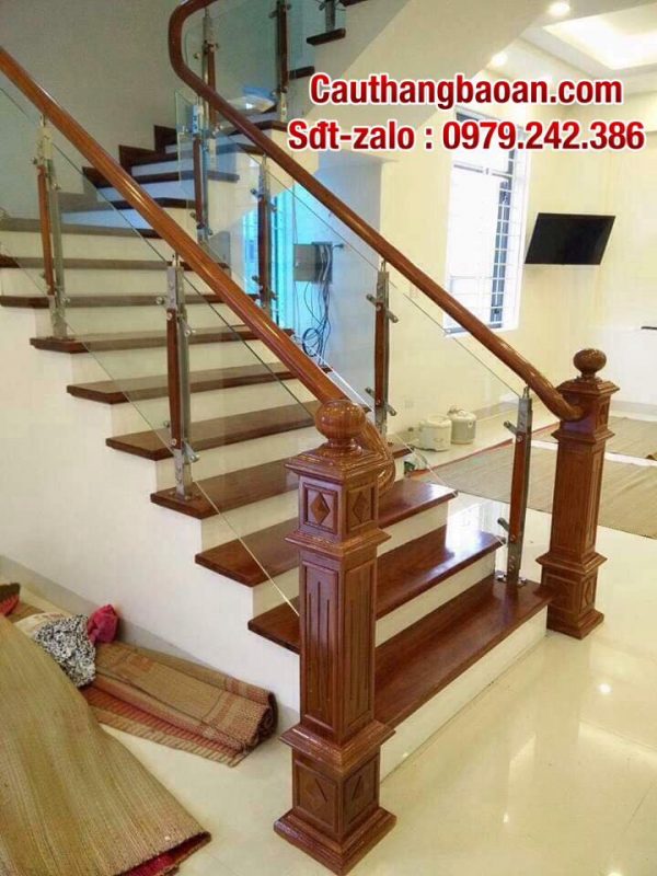 Lan can cầu thang kính mặt bậc gỗ