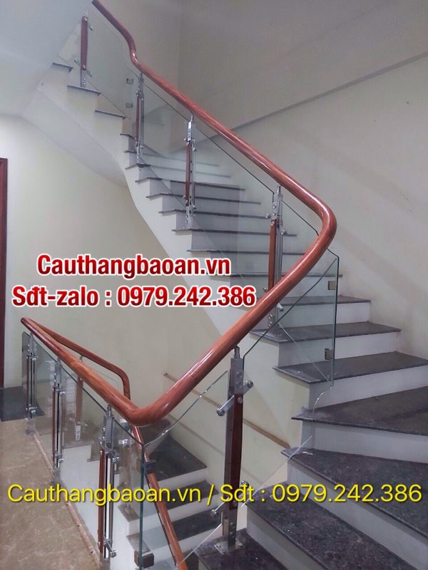 Mẫu cầu thang kính đẹp tại Long Biên