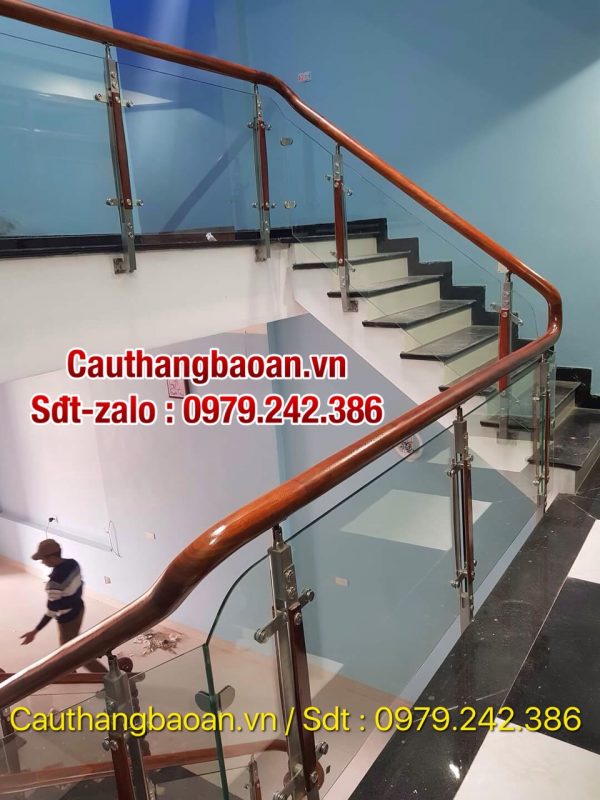 Lan can cầu thang kính chân cao tại Quảng Ninh