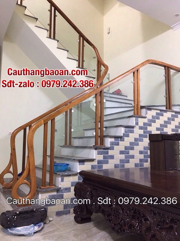 CẦU THANG KÍNH CHÂN GỖ ĐẸP HIỆN ĐẠI