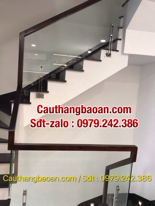 LAN CAN CẦU THANG KÍNH TAY VỊN HÌNH VUÔNG