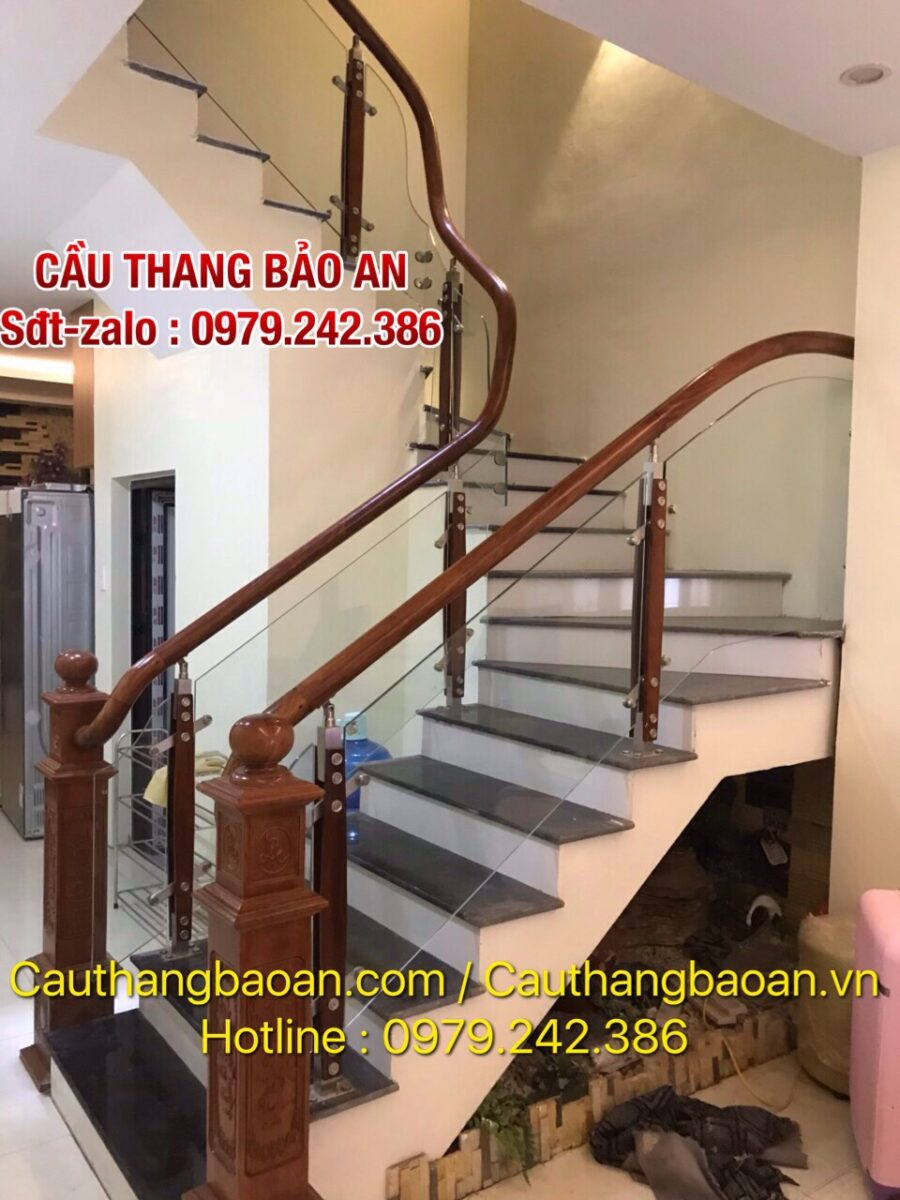 CẦU THANG KÍNH ĐẸP TAY GỖ TẠI ĐÔNG ANH HÀ NỘI