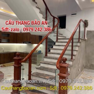 Cầu thang kính cường lực đẹp tại Hà Nội, Báo giá cầu thang kính tay vịn gỗ